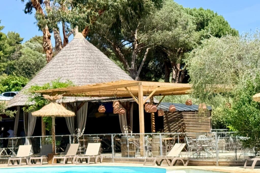 Vigna Maggiore paillote Fabrication et installation d'une paillote ronde accueillant le bar du camping Vigna Maggiorer