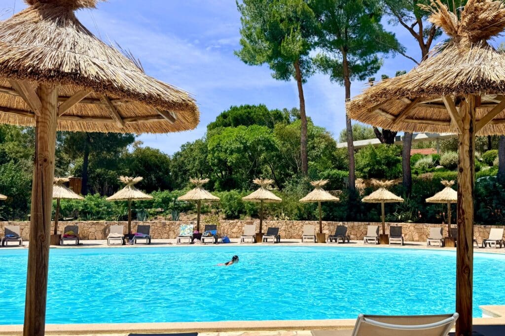 Piscine Vigna Maggiore Parasols camarguais au camping Vigna Maggiore en Corse
