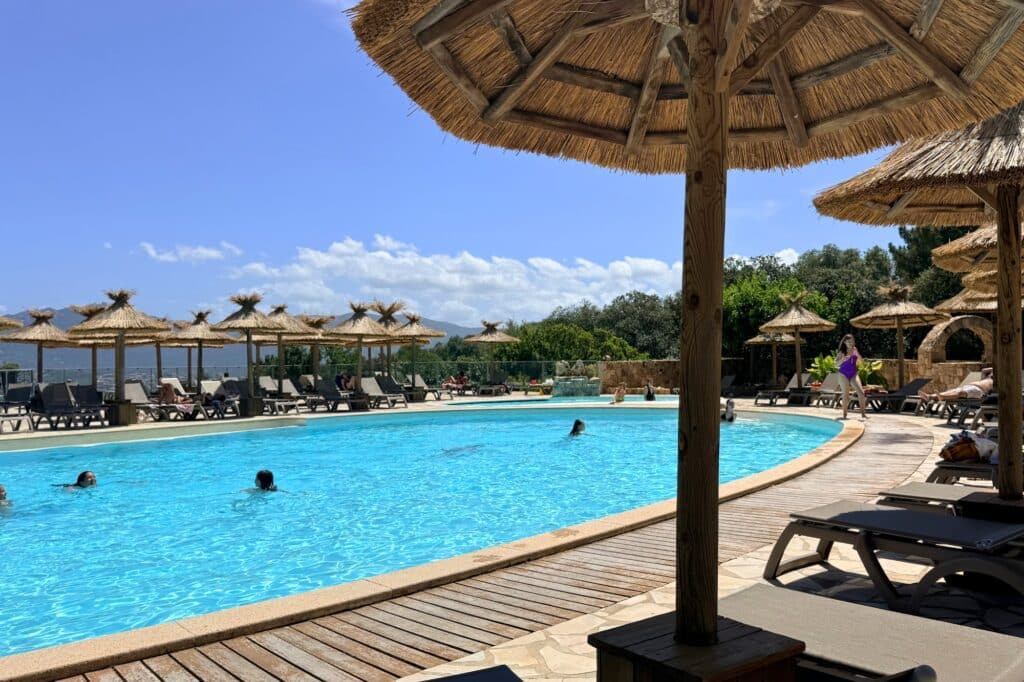 ekolinea-vigna-maggiore-corse-sud-vue-piscine-parasols-tropicaux