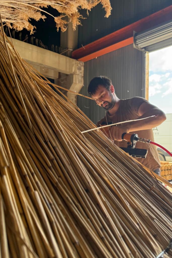 Changement du roseau sur une parasol camarguais
