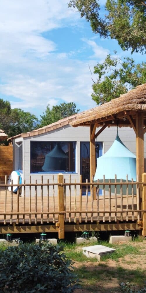 Installation de paillotes avec couverture en roseau sur terrasse