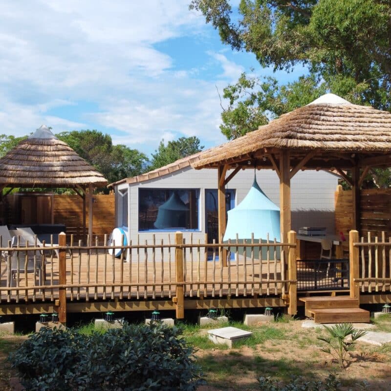 Installation de paillotes avec couverture en roseau sur terrasse