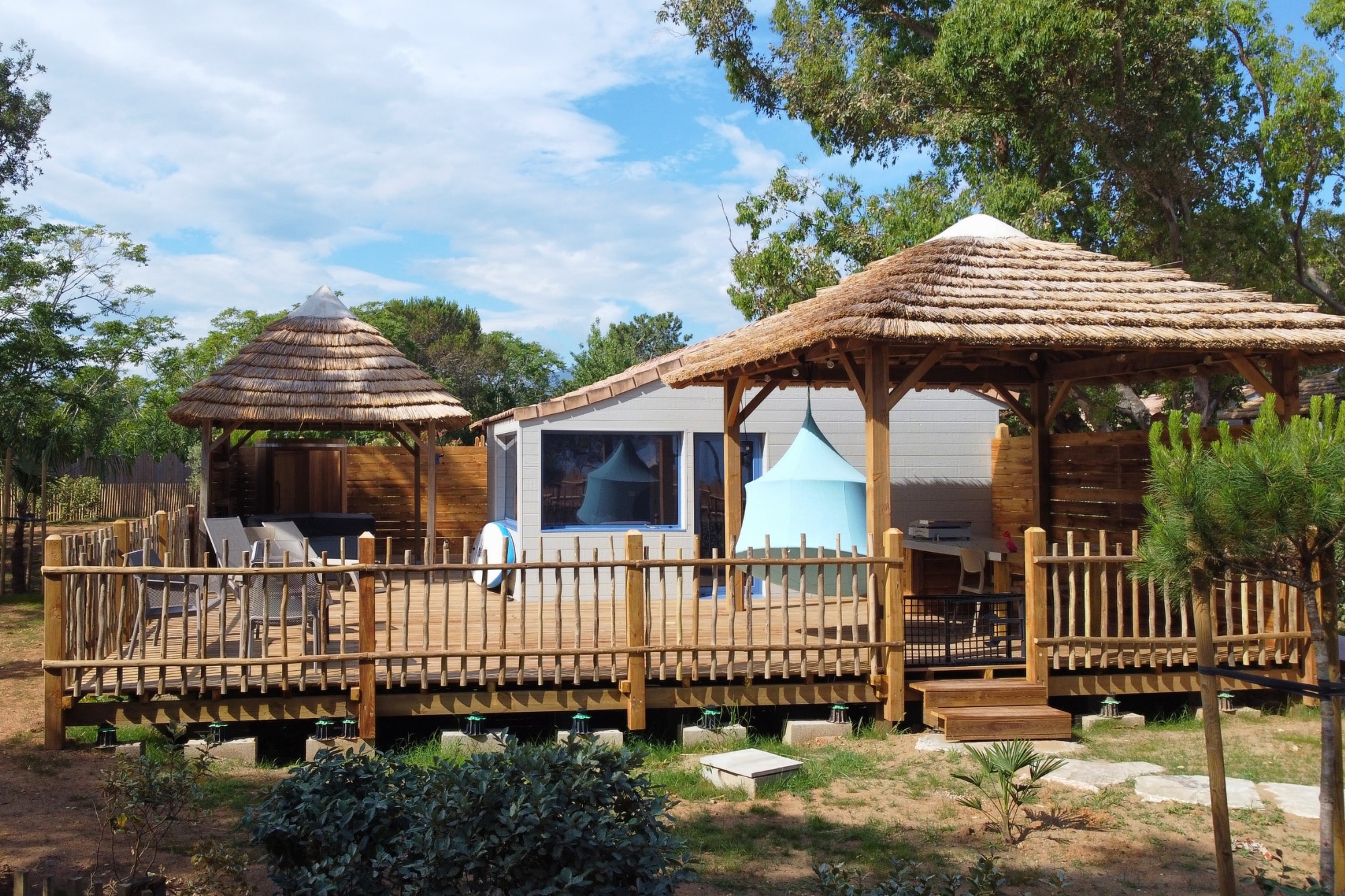 Installation de paillotes avec couverture en roseau sur terrasse
