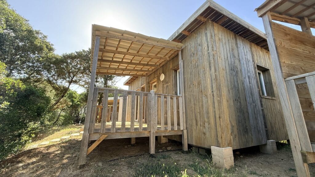 Relooking mobil-home Renovation mobil-home : bardage moderne en bois